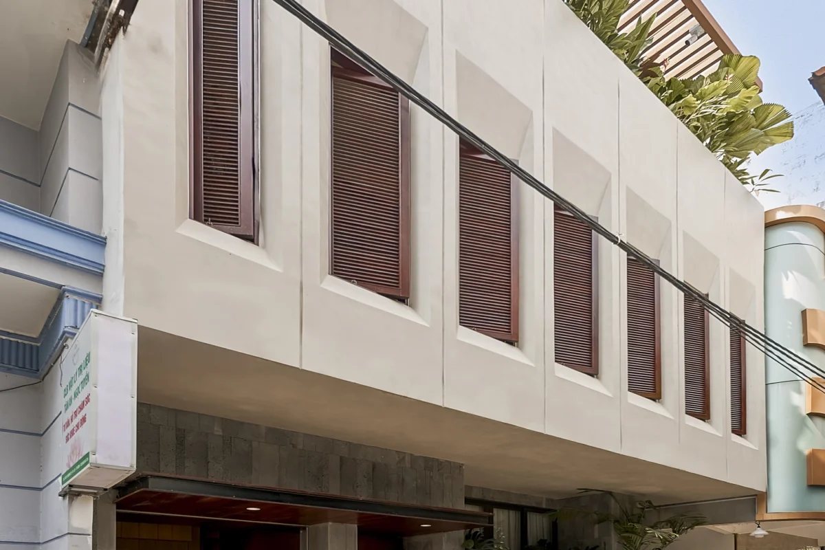 Cải tạo nhà phố cũ với 12 cây cột thành không gian sống ngập sáng